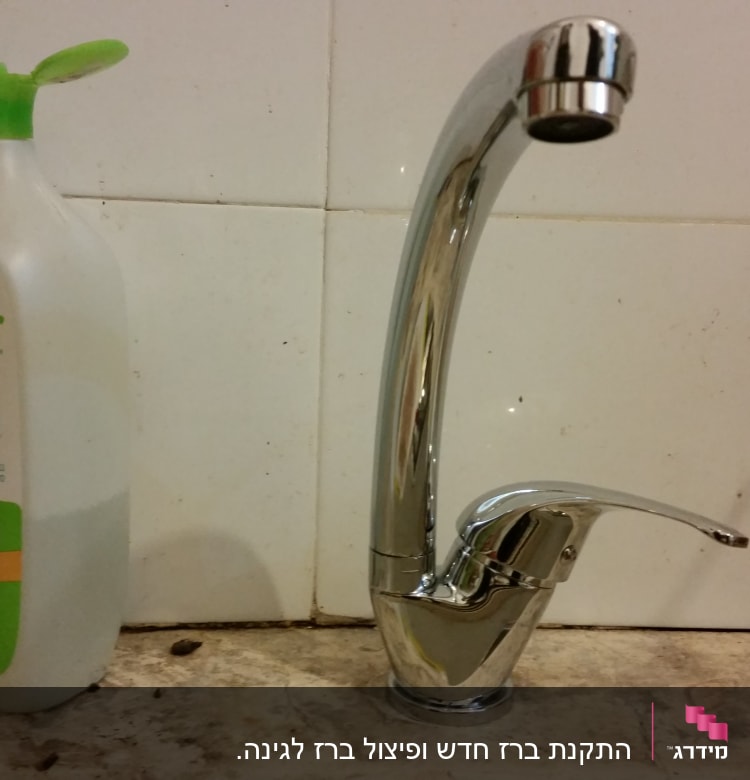 ברז כרום מותקן על משטח מטבח